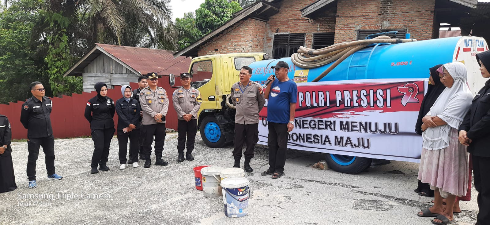 Polri Peduli Lingkungan Polda Riau Salurkan Bantuan Air Bersih Kepada Warga